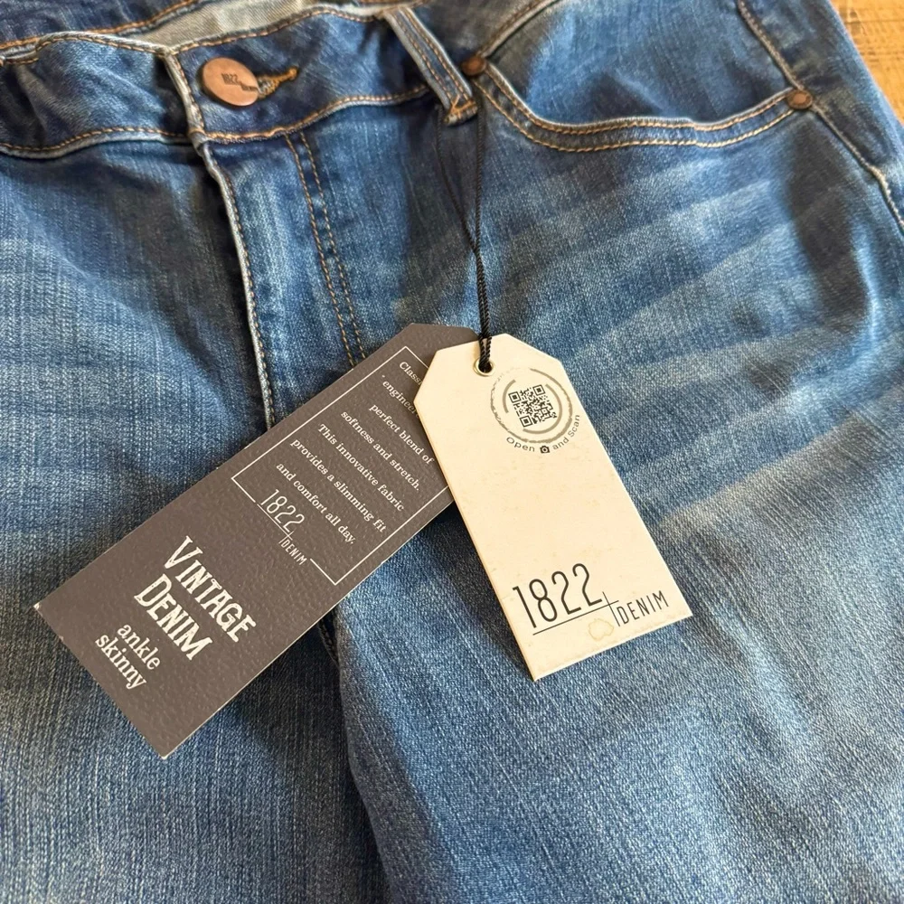 1822 Denim Women's Cropped Blue Jeans with Frayed Hem - Picture 5 of 6